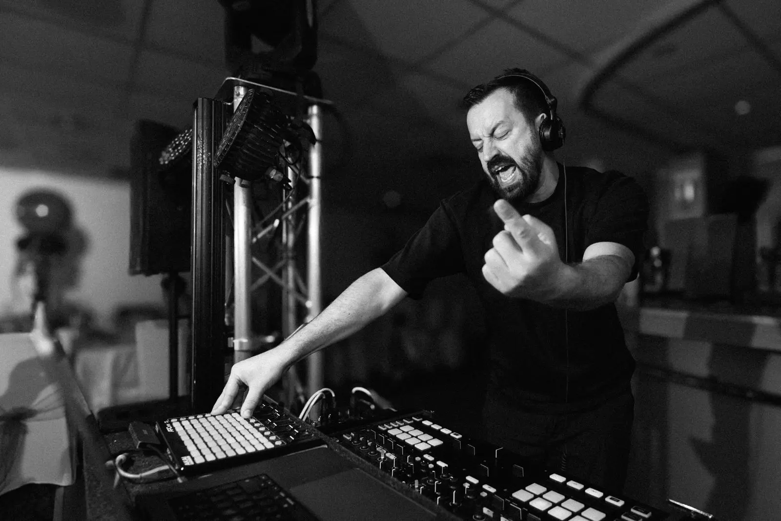 DJ Catalin Iftimie la pupitrul de mixaj, DJ roman in Londra cu 25 de ani de experienta la nunti si botezuri