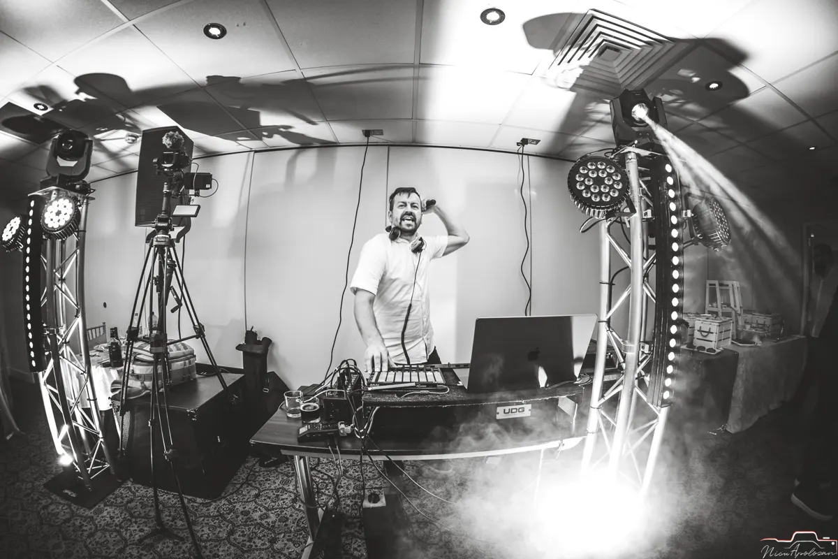 DJ Nunta Londra — sala eleganta pregatita pentru o nunta romaneasca cu lumini si muzica live