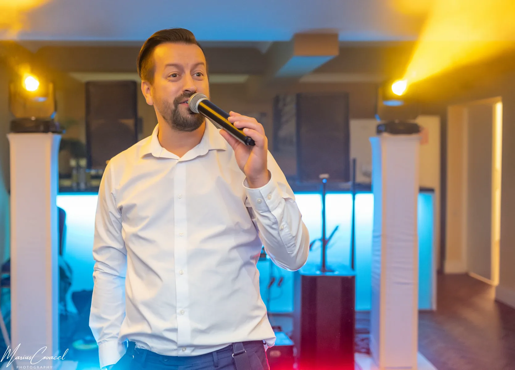 DJ petreceri private Londra — tineri dansand la un majorat sau aniversare privata